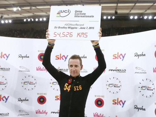 https://cyclist.sanspo.com/187580/bradley-wiggins-celebrates-after-breaking-cyclings-hour-record-at-the-olympic-velodrome-in-east-london-britain