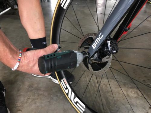http://www.cyclingnews.com/news/worldtour-teams-speed-up-disc-brake-wheel-changes-with-f1-inspired-tools/