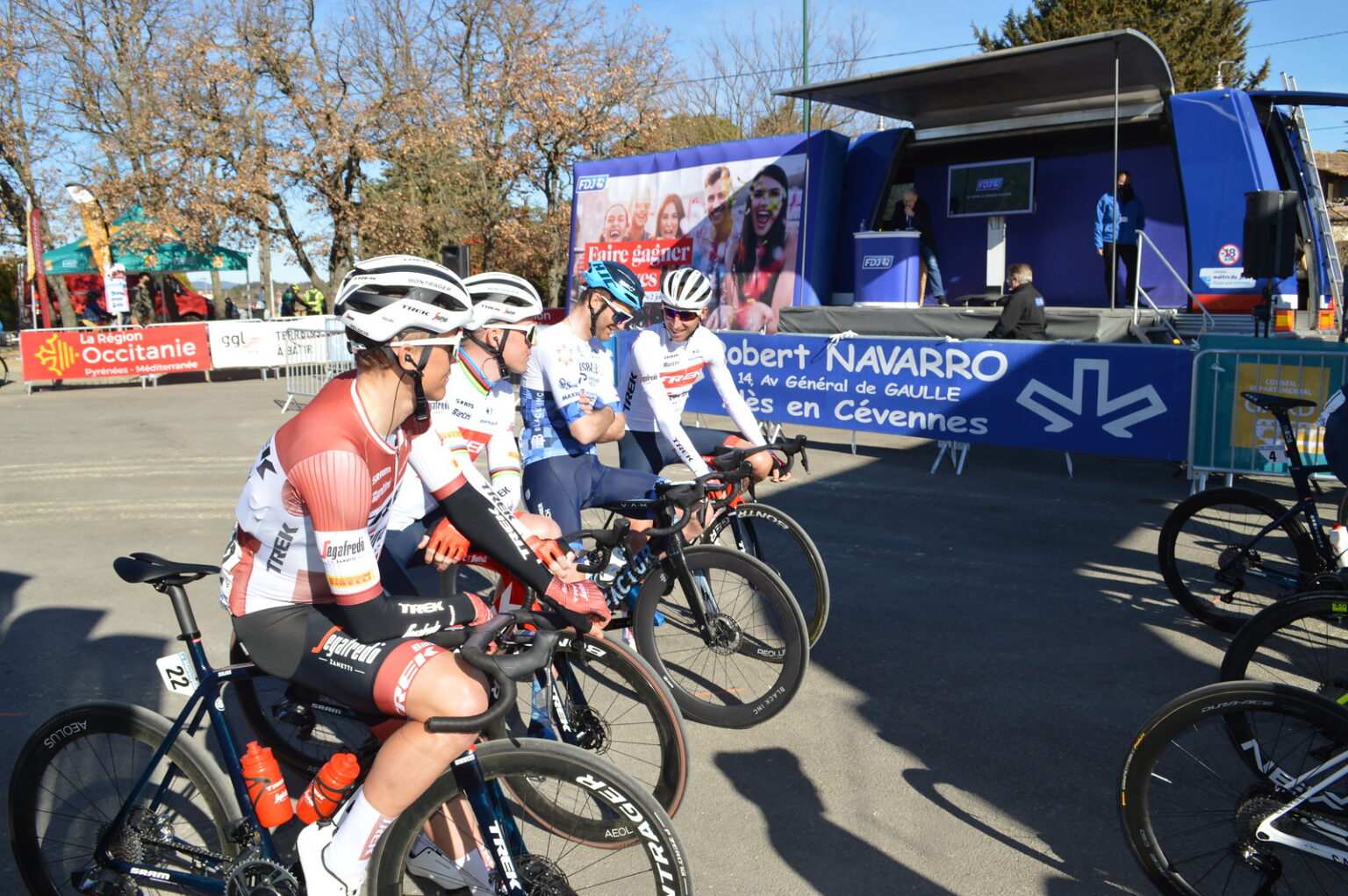 2025 エトワール・ド・ベセージュ第2ステージ 車の乱入でマキシム・ファンジルスが ロードバイクはやめられない